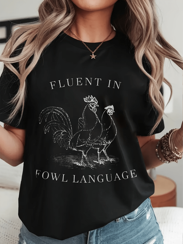 Camiseta de manga corta de punto casual para mujer con cuello redondo y estampado "Fluent in Fowl Language" de longitud regular