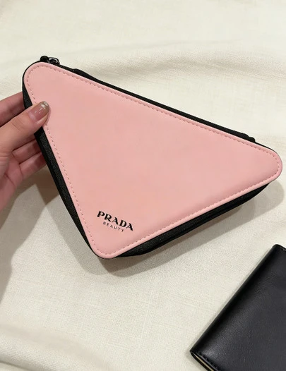 Prada Materiell rosa dreieckige Make-up Tasche, Tasche mit großer Kapazität, Make-up Tasche, tragbare Reise-Kulturtasche, stilvolle Tragetasche.