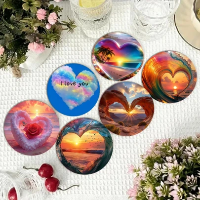 بطاقات تحت الأكواب ذات شكل قلب مع مناظر طبيعية رومانسية، حيث يكون القلب هو العنصر البصري الأساسي، ويندمج مع سحب ملونة، وشواطئ، وصحراء، وأمواج، وصخور قوسية وغيرها من المناظر الطبيعية. من خلال أسلوب رسم واقعي حالم، يرتبط تصور "الحب" بالمناظر الطبيعية الفخمة، مما ينقل الجو الرومانسي ل- "الحب ينمو في الطبيعة"