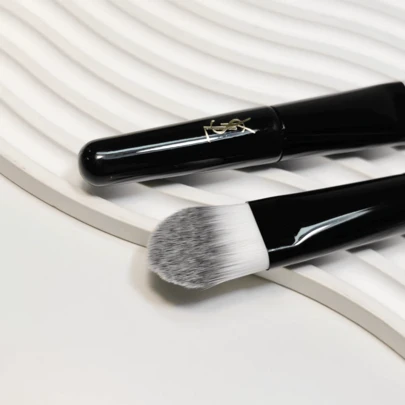 Yves Saint Laurent Svart & rosa foundation-sminkborste, lämplig för dagligt bruk, kan ges som present till flickvännen