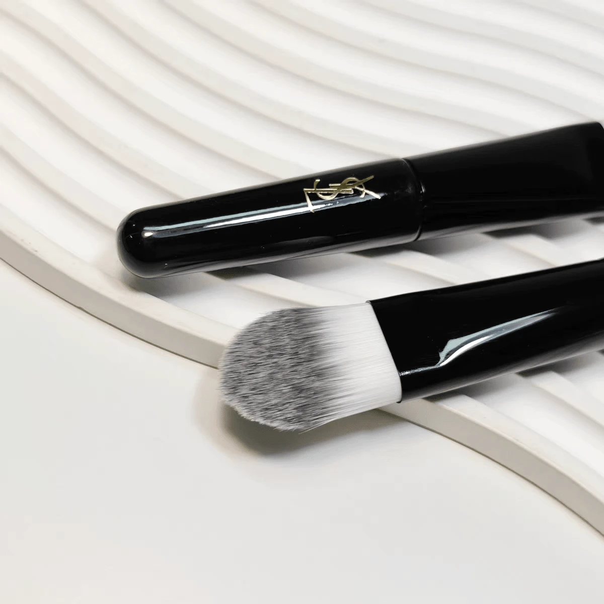 Yves Saint Laurent Black & Pink Foundation Makeup Brush, Suitable For Daily Use, Can Be Given As A Gift To Girlfriend - Black - View 1