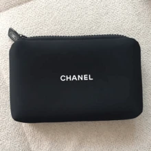 CHANEL Túi đựng đồ vuông màu đen cổ điển với họa tiết in hình vòng tròn đôi màu trắng, khóa kéo và phụ kiện treo tròn đi kèm, chất liệu vải mềm mại, dung tích lớn để đựng mỹ phẩm và các sản phẩm làm đẹp, dễ mang theo và sắp xếp, thích hợp cho du lịch hàng ngày, cất giữ đồ dùng tại nhà và đi làm vào mùa thu/đông, cũng là một món quà tuyệt vời dành cho bạn bè và gia đình. - màu đen - Xem 5