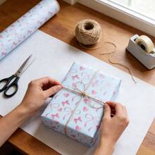 1卷大号粉色蝴蝶结爱心礼品包装纸 - 17英寸 x 118英寸（43厘米 x 300厘米），带有粉色蝴蝶结和爱心图案，优雅适用于派对和婚礼 - 彩色 - 查看 2