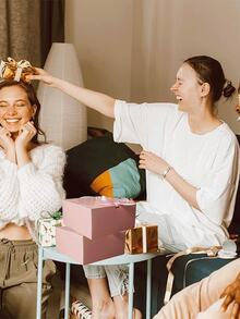 10 hộp quà màu trắng có nắp đậy, kèm ruy băng nơ vàng, thích hợp làm quà cầu hôn cho phù dâu, quà cưới, quà mừng em bé chào đời. - Nhiều màu - Xem 10