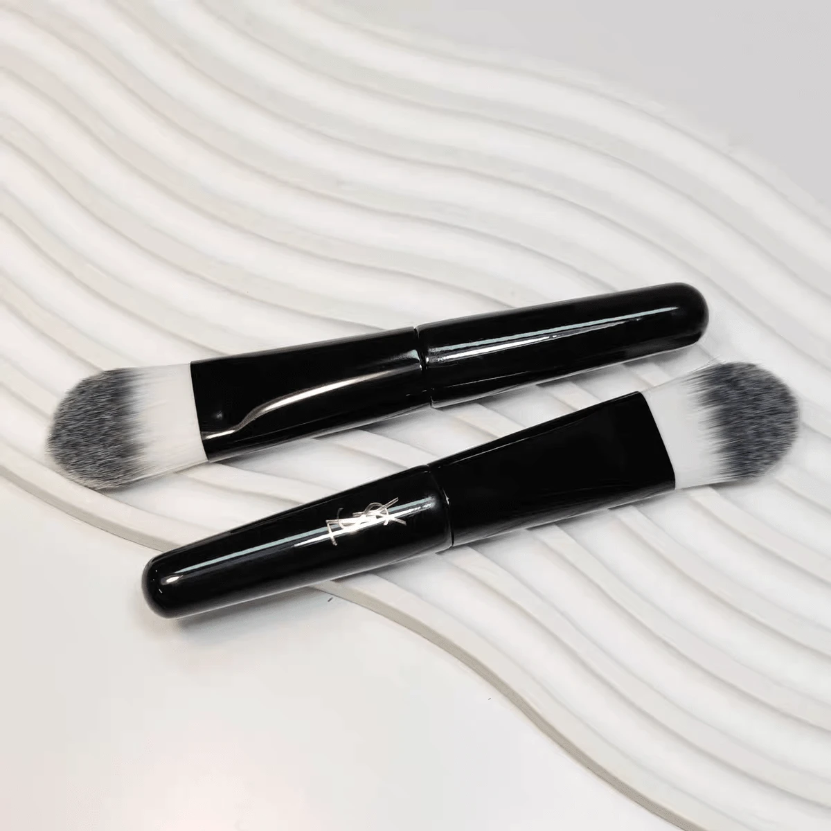 Yves Saint Laurent 黑色粉底刷，日常面部化妆刷 - 黑色 - 查看 1