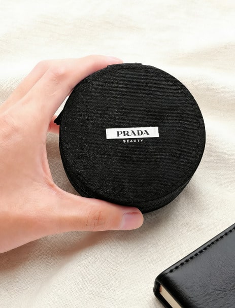 Prada Túi đựng trang sức/mỹ phẩm tròn màu đen di động Materiel. Túi nhỏ gọn bằng vải canvas có đệm. Túi đựng mỹ phẩm, túi đựng tai nghe.