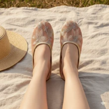 1双女童刺绣网纱芭蕾平底鞋，粉色，系带款式，弹性后跟带，母女同款设计，时尚休闲鞋，可爱公主风，柔软轻盈的圆头设计，适合2-14岁女孩，四季皆宜，适合派对、节日等场合。 - 珊瑚橙 - 查看 8