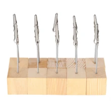 Pinzas de Notas con Boca de Cocodrilo y Base de Madera (Paquete de 10). Fabricadas en Acero, Resistentes y Duraderas. Ideales para Sujetar Fotos, Notas, Papeles y Tarjetas. Perfectas para Regalos de Boda, Oficina, Fiestas de Aniversario y Decoración del Hogar. Con Acabado Galvanizado de Colores Vibrantes y Antioxidante. Incluyen Base de Madera Práctica para Colocar Fácilmente en la Mesa y Fijar Tarjetas. - Plateado - Ver 4