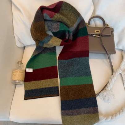 女士条纹围巾，时尚百搭，适合秋冬季日常穿着