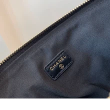 CHANEL 黑色绗缝天鹅绒手腕包，饰有山茶花吊坠和标志性Logo，配花卉链条和内衬皮革品牌标签。 - 黑色 - 查看 2