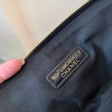 CHANEL 黑色绗缝天鹅绒手腕包，饰有山茶花吊坠和标志性Logo，配花卉链条和内衬皮革品牌标签。 - 黑色 - 查看 3