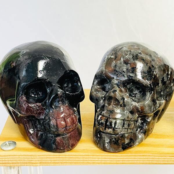 1pc Crystal Skull Carving, Agate Skull, Garnet Skull, Size 5-6cm/1.97-2.36 Inches, Crystal Sculpture, Crystal Portrait Carving. As Gift, Home Decor.
