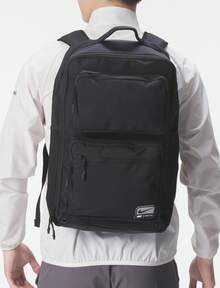 Nike 27L 標誌拉鍊開合百搭輕便雙肩包男款 - 黑色 - 查看 2