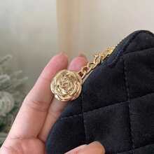 CHANEL 黑色绗缝天鹅绒手腕包，饰有山茶花吊坠和标志性Logo，配花卉链条和内衬皮革品牌标签。 - 黑色 - 查看 5