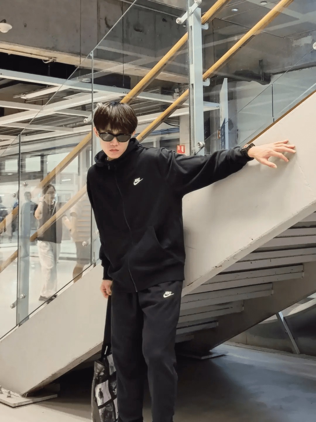 Nike 純色百搭鬆緊束腳中腰針織運動褲 男女同款 黑色 - 黑色 - 查看 8