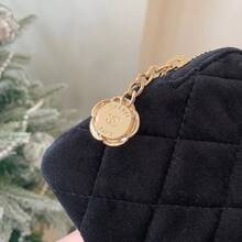 CHANEL 黑色绗缝天鹅绒手腕包，饰有山茶花吊坠和标志性Logo，配花卉链条和内衬皮革品牌标签。 - 黑色 - 查看 4