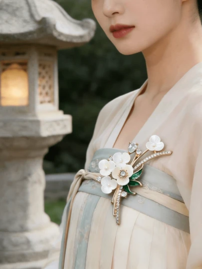 Vintage Chrysanthemum Brooch, Shell Crystal Flower Brooch, Paired With Pearl Charming Flower Brooch, Suitable For Women's Party Jewelry, Suitable For Shirt Jackets Or Hats, Niche Pearl Scarf Buckle Women's Suits, Party Dances, Weddings, Banquet Brooches, Women's Elegant Rhinestone Flower Brooch, Fashionable Jewelry For Women And Girls Gifts, Zinc Alloy, Crystal