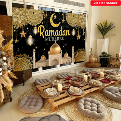 Banner de fundo plano 2D para Ramadan Mubarak, decoração luxuosa em preto e dourado para o feriado islâmico, apresentando uma lua crescente dourada, estrelas, lanternas suspensas, cúpulas de mesquita e padrões de mandala. Uma decoração elegante para o Ramadan, feita de poliéster, adequada para celebrações de Iftar, eventos na mesquita, reuniões familiares, cenários para fotos, decoração de paredes e mesas. Disponível em vários tamanhos.