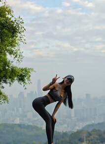 Nike Classic Padded 純色中強度支撐運動內衣 女款 灰色 - 灰色 - 查看 9