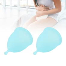 Copa Menstrual de Silicona para Mujer - Kit A99 Azul S*2 + Viva Embalaje Completo + Copa Plegable | Material Suave y Ecológico | Previene Fugas, Reutilizable y Práctico | Elástico, Cómodo y Sin Olor | Diseño Ergonómico, Ajuste Se guro para Natación, Yoga, Deportes y Baños Termales | Incluye 2 Copas, Bolsa de Almacenamiento, Copa de Limpieza e Instrucciones | Diámetro 43mm/1.7", Altura 63mm/2.5", Capacidad 20ml - Celeste - Ver 3