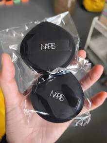 Nars 黑色皮革纹理压缩粉扑，扁平水滴形，适用于散粉和定妆粉，具有天鹅绒般的质感 - 黑色 - 查看 2