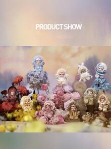 POP MART SKULLPANDA 轻盈编织花园系列盲盒吊坠，包含9款常规款+1款隐藏款，灵感源自自然花园，设计元素包括柚木、花坛和风信子，采用柔软编织纹理，细节精致。隐藏款名为“花园之中”。配有挂环，可挂在背包、手提包或钥匙链上作为装饰。这款艺术吊坠是SKULLPANDA粉丝和盲盒收藏家的理想之选，适合日常佩戴或收藏展示，也是送给女友、男友、伴侣、朋友的理想生日、节日等礼物。 - 彩色 - 查看 6