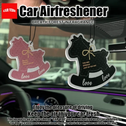 Nyttår Limited Edition - Gunghäst 'DIN NÖJD PRECIS SOM DU ÄR' design, Hängande dofttabletter för backspegel i bilen, luftfräschare för bilen, dofttablett för bilen, luftfräschare för bilen, hängande dekoration för backspegeln, hänge för bildekoration, tillbehör till bilens interiör, speciella presenter till vänner, hållbar pappersbaserad doft för fordon, alkoholfri, lätt att använda, lekfull design