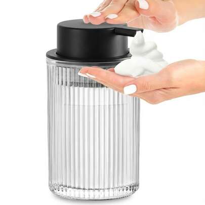Dispensador de sabonete líquido espumante em vidro transparente com listras verticais, bomba com bico preto fosco, decoração moderna para bancada de banheiro e cozinha.