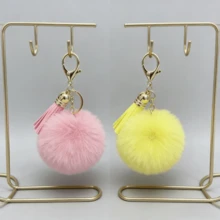 Bộ móc khóa tua rua mềm mại đáng yêu này là một món quà nhỏ bất ngờ dành cho chính bạn hoặc bạn bè. Chất liệu bông xù mềm mại tạo cảm giác thoải mái, và những chiếc tua rua sống động làm tăng thêm vẻ tươi tắn. Bạn có thể dễ dàng móc chúng vào chìa khóa để tránh bị mất, đồng thời làm cho túi xách của bạn thêm phần bắt mắt. Vô cùng tiện lợi cho việc sử dụng hàng ngày. - Cà phê nâu - Xem 15