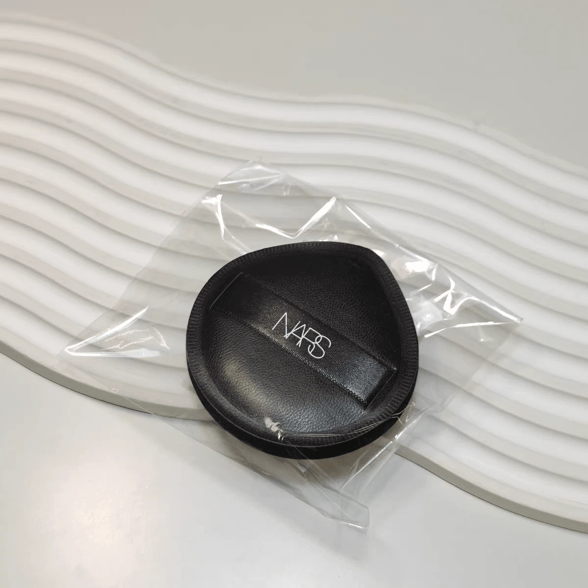 Nars 化妆海绵，黑色皮革，粉底扑，化妆海绵，化妆工具 - 黑色 - 查看 1