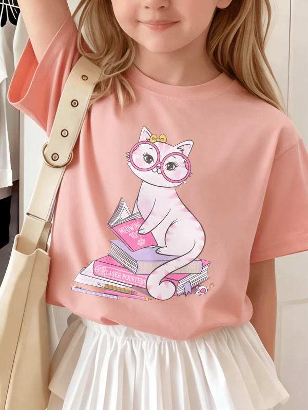 少女服装。少女猫咪与书籍印花短袖T恤，少女圆领上衣。适合上学、度假和购物外出穿着。