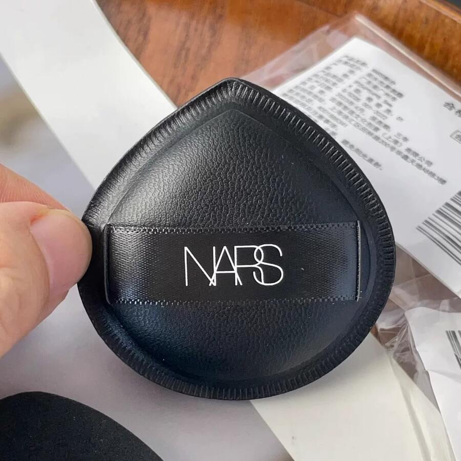 Nars Bông phấn trang điểm chuyên nghiệp, thiết kế phẳng với chất liệu giả da, giúp lấy phấn chính xác và dễ dàng dặm lại. - màu đen - Xem 1