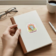 3英寸“咖啡因加药物”乙烯基贴纸。鼓励文字幽默彩虹趣味励志贴纸。适用于员工、经理和同事 | 完美的隔间装饰、工作搞笑礼物或激励提醒 | 防水耐用乙烯基材质，可用于笔记本电脑、水瓶、手机、行李箱、车窗等。您也可以将其粘贴在任何您想要的地方！ - 1pc - 查看 4