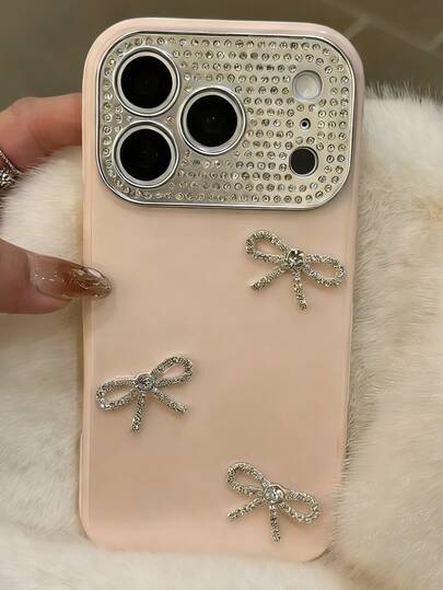 غطاء هاتف فاخر مرصع بالألماس والترتر ثلاثي الأبعاد بشكل فيونكة كبيرة متوافق مع أجهزة 17 Pro Max، 17 Pro، 17، 16 Pro Max، 16 Pro، 16، 15 Pro Max، 15 Pro Max، 15 Pro، 15، 14 Pro Max، 14 Pro، 14، 13 Pro Max، 13 Pro، 13، 12 Pro Max، 11 بتصميم موحد اللون وملمس ناعم مع حماية للكاميرا