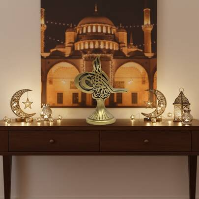 1pc | Height: 7.28 Inches/18.5cm | Vintage Oriental Art Style | Alloy Material | Tughra Statue, Middle Eastern Traditional Design | Golden Arabic Calligraphy Pattern | 3D Bird Shaped | Intricate Openwork Carving And Textural Details | Desktop Decor Ornament | Ideal For Ramadan, Eid, Home Faith Display, Living Room, Study, Winter Home Decor