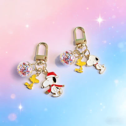 SNOOPY 这款花生漫画人物造型钥匙扣饰有闪亮小球，可爱又实用，是日常使用和送礼的理想之选。钥匙扣可以轻松挂在钥匙、包包、耳机盒或行李箱上，既美观又实用。
