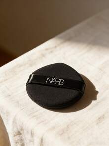 Nars 黑色蓬松化妆海绵，化妆工具，便携式化妆海绵，粉扑 - 黑色 - 查看 2