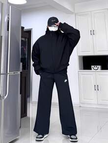 Quần dài ống rộng cạp trung bình, có dây rút, màu đen, in logo thương hiệu Nike Sportswear. - màu đen - Xem 9