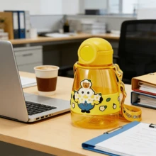 Bình nước nhựa MINISO họa tiết Minions hoa lá, có quai đeo và nắp bật, hình hoạt hình dễ thương, dung tích lớn, thích hợp cho hoạt động ngoài trời, thể thao, quà tặng Giáng sinh và sinh nhật, 800ml/27.05oz. - Màu vàng - Xem 7