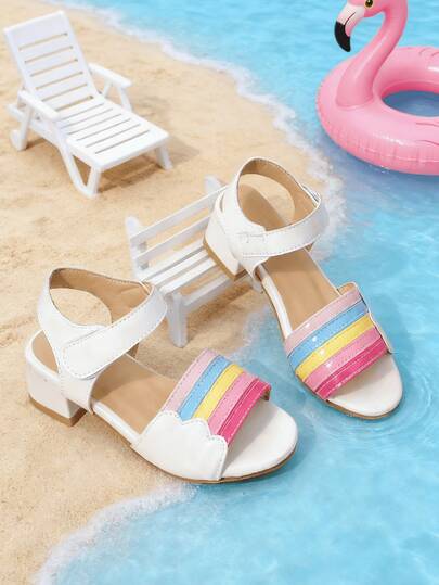 1 đôi sandal đế bằng hở mũi, quai ngang, chất liệu giả da bóng, họa tiết sọc cầu vồng, lót thoáng khí, đế cao su chống trượt, kiểu dáng dễ thương, phù hợp đi học/dã ngoại cùng gia đình.