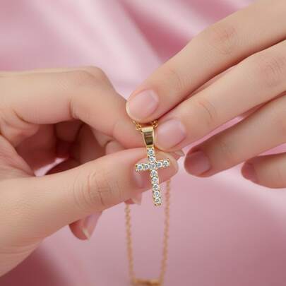 时尚女士十字架吊坠项链，镀金/镀银经典设计，现代水晶项链，时尚百搭，适合日常佩戴和宗教场合，2026新款