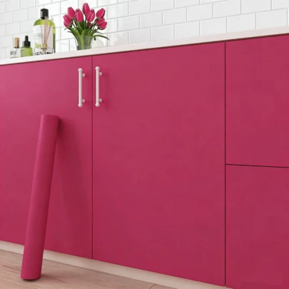 1卷品红色自粘墙纸，PVC材质，可撕贴，加厚防水，可移除，适用于卧室、客厅、天花板、台面、橱柜、家具翻新等家居装饰，易于裁剪和安装。