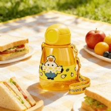 Bình nước nhựa MINISO họa tiết Minions hoa lá, có quai đeo và nắp bật, hình hoạt hình dễ thương, dung tích lớn, thích hợp cho hoạt động ngoài trời, thể thao, quà tặng Giáng sinh và sinh nhật, 800ml/27.05oz. - Màu vàng - Xem 1