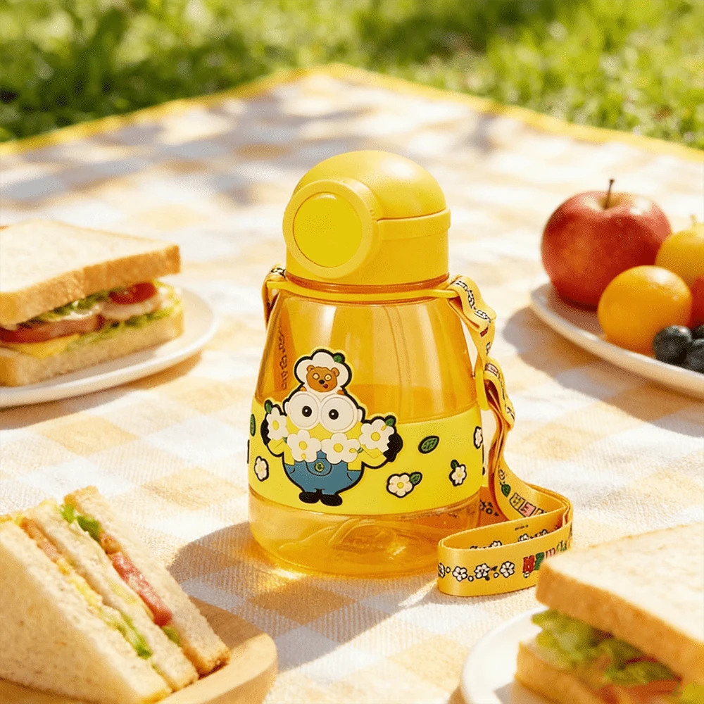 Bình nước nhựa MINISO họa tiết Minions hoa lá, có quai đeo và nắp bật, hình hoạt hình dễ thương, dung tích lớn, thích hợp cho hoạt động ngoài trời, thể thao, quà tặng Giáng sinh và sinh nhật, 800ml/27.05oz. - Màu vàng - Xem 1