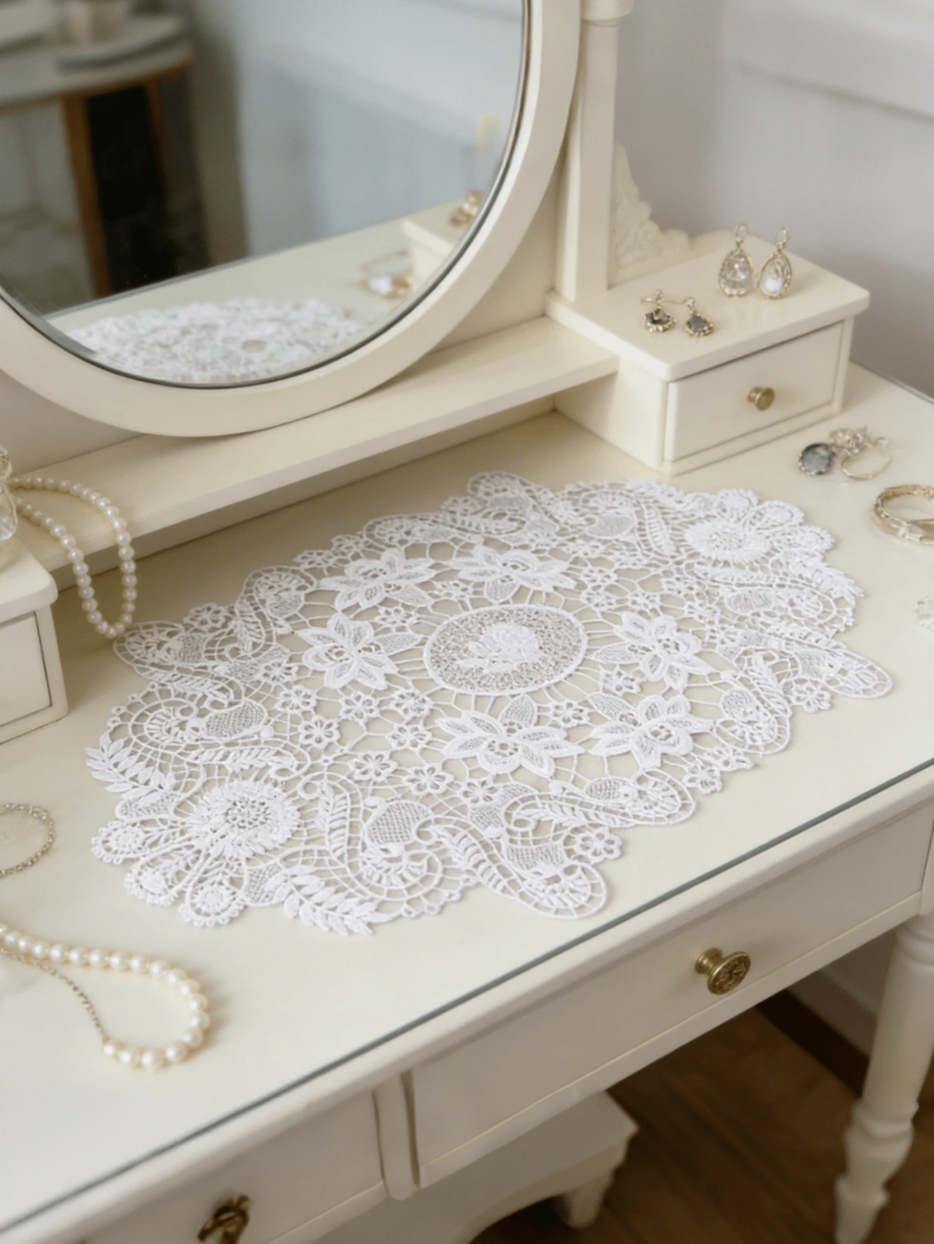 HXARTMIS 1pc Elegant White Lace Crochet Table Runner, Delicate Machine-Made Floral Polyester Tablecloth, Dresser Scarf, Modern Centerpiece Decor, Minimalist Decor, Centerpiece, Modern Table Runner