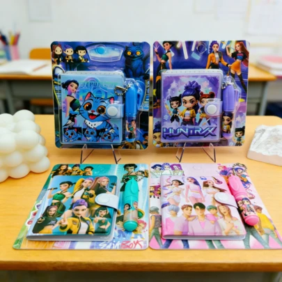 1 pieza Serie de grupos de chicas K-POP Artículos de papelería - Mini libreta de bolsillo o bolígrafo a juego, diseño lindo de alta calidad, adecuado para niños y estudiantes de primaria, ideal para tareas, clase, regalos de regreso a clases, regalos de Año Nuevo, regalos del Día de San Valentín, regalos de Pascua! (Estilo aleatorio)