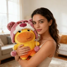 Miniso 名创优品 Lulu 躺姿毛绒玩具嘟嘴表情娃娃玩具草莓熊 Lotso 头饰服装柔软填充娃娃圣诞节生日礼物 - 粉紅色熊嚕嚕撇嘴 - 查看 1