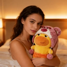 Miniso 名创优品 Lulu 躺姿毛绒玩具嘟嘴表情娃娃玩具草莓熊 Lotso 头饰服装柔软填充娃娃圣诞节生日礼物 - 粉紅色熊嚕嚕撇嘴 - 查看 3
