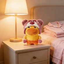 Miniso 名创优品 Lulu 躺姿毛绒玩具嘟嘴表情娃娃玩具草莓熊 Lotso 头饰服装柔软填充娃娃圣诞节生日礼物 - 粉紅色熊嚕嚕撇嘴 - 查看 6