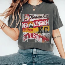 Red Kingdom Kansas City  Shirt Dynasty Playoffs Shirt Cozy KC Football Shirt With Distressed Print Retro Design Uni Fit - màu đen - Xem 1